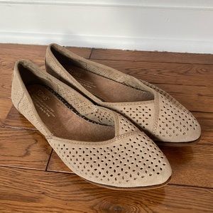 TOMS tan suede flats size:6.5